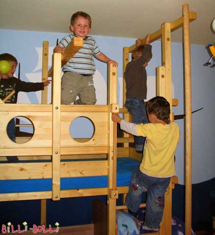 Hallo Billi-Bolli-Team, heute waren 5 wilde Piraten in unserem Kinderzimmer … (Klettern)